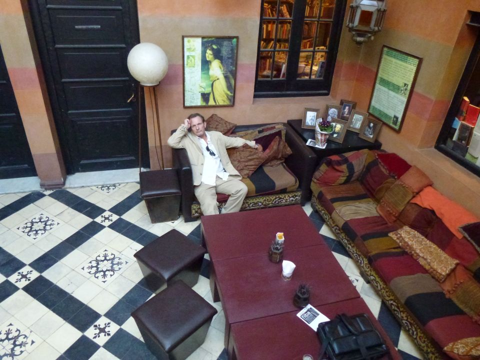 Blanco in the Eterna Cadencia bookshop