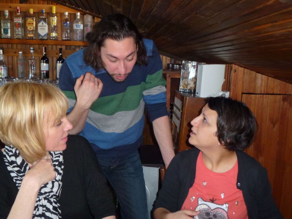 Efe makes a point to Zoe and Gonca