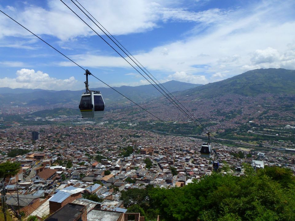 The approach over Santo Domingo by cable car