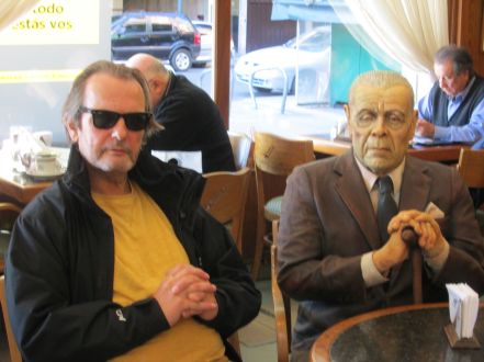 Blanco working undercover as a wax model, with a simulacrum of Famous Argentine author in La Biela café, Buenos Aires.