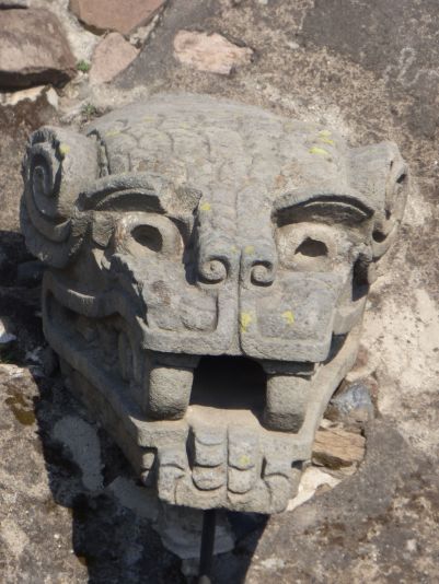 Stone jaguar on wall of Temple of Quetzalcóatl 