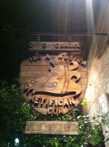 El Cerdo de Babel, some letters having dropped off.